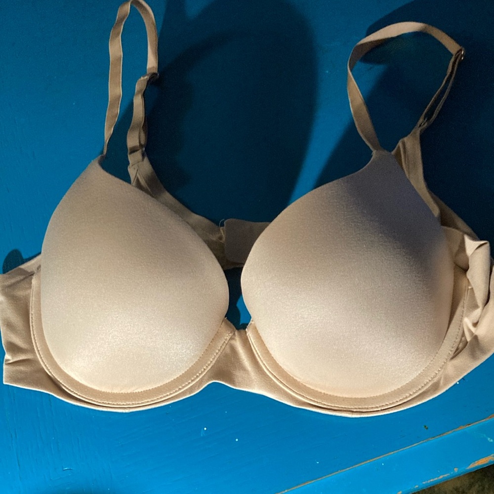 bra. Comparable to 32b No tags. Beige padded. Good condition